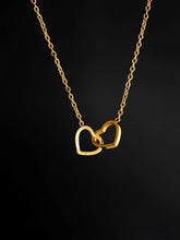 Halskette von mit zwei ineinander verschmolzenen Herz Anhängern, 18k vergoldet